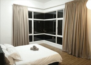 3 bedrooms, desk, iron/ironing board, bed sheets