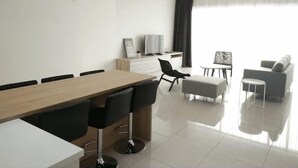 Apartment, 3 Bedrooms, Non Smoking | Makan dalam bilik