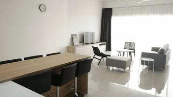 Apartamento, 3 quartos, para não fumantes | Opções para refeição no quarto