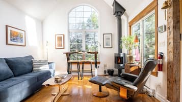 Fireplace, books, stereo