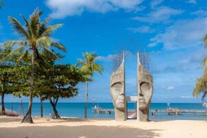 En la playa, sombrillas, toallas de playa, bar en la playa