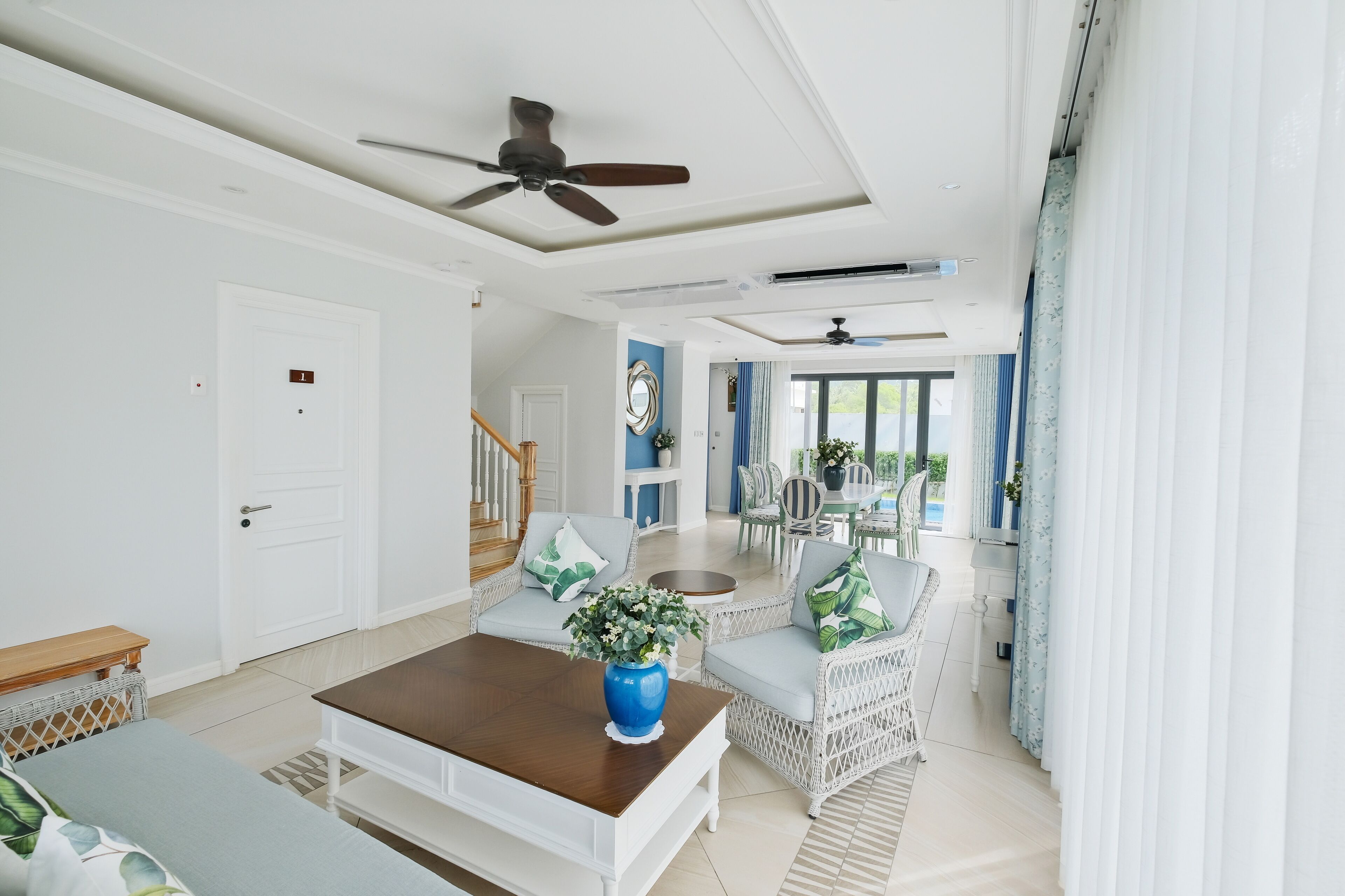 Villa, 4 habitaciones, vista al jardín | Sala de estar | Smart TV de 43 pulgadas con canales por cable y televisión 