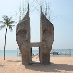 位於海灘上、遮陽傘、海灘浴巾、海灘酒吧
