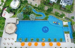 Outdoor pool, sun loungers