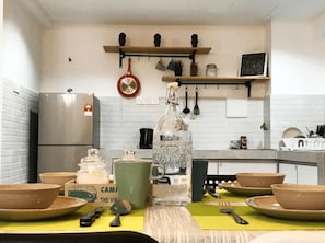 Appartement, 3 chambres, non-fumeurs | Restauration dans la chambre