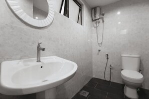 Apartment, 3 Bedrooms, Non Smoking | Bilik Mandi | Pancuran mandi, kelengkapan dandanan diri percuma, syampu 