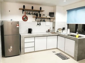 Appartement, 3 chambres, non-fumeurs | Coin cuisine privé | Réfrigérateur, micro-ondes, plaque de cuisson