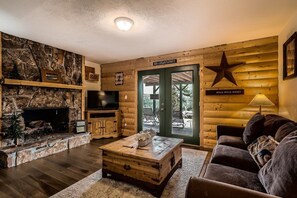 智能电视、壁炉、DVD 播放器、桌上足球