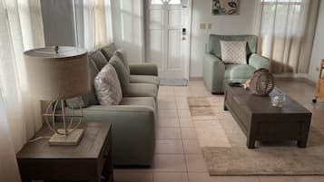 TV, DVD player, livros, videoteca