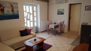 Departamento, 2 habitaciones | Área de sala de estar | Televisión de pantalla plana 