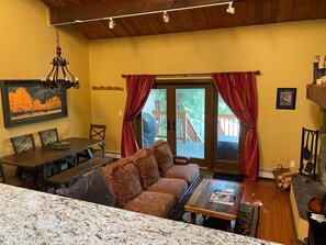 Een smart-tv, een open haard, een dvd-speler en een stereo