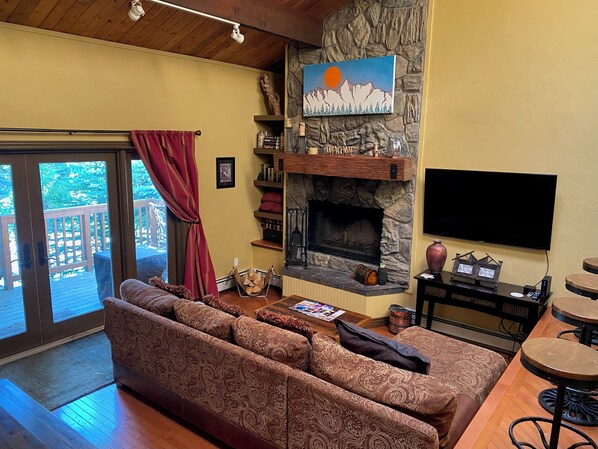 Een smart-tv, een open haard, een dvd-speler en een stereo