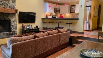 Smart TV, chimenea, reproductor de DVD, estéreo