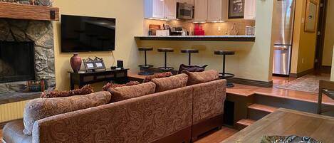 スマートテレビ、暖炉、DVD プレーヤー、ステレオ