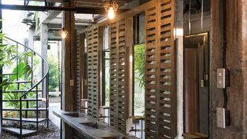 Shower, bidet, towels