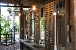 Shower, bidet, towels - The Flying Fish Hostel (Dumaguete)