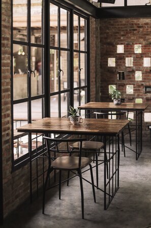 Breakfast, lunch and dinner served - The Flying Fish Hostel (Dumaguete)