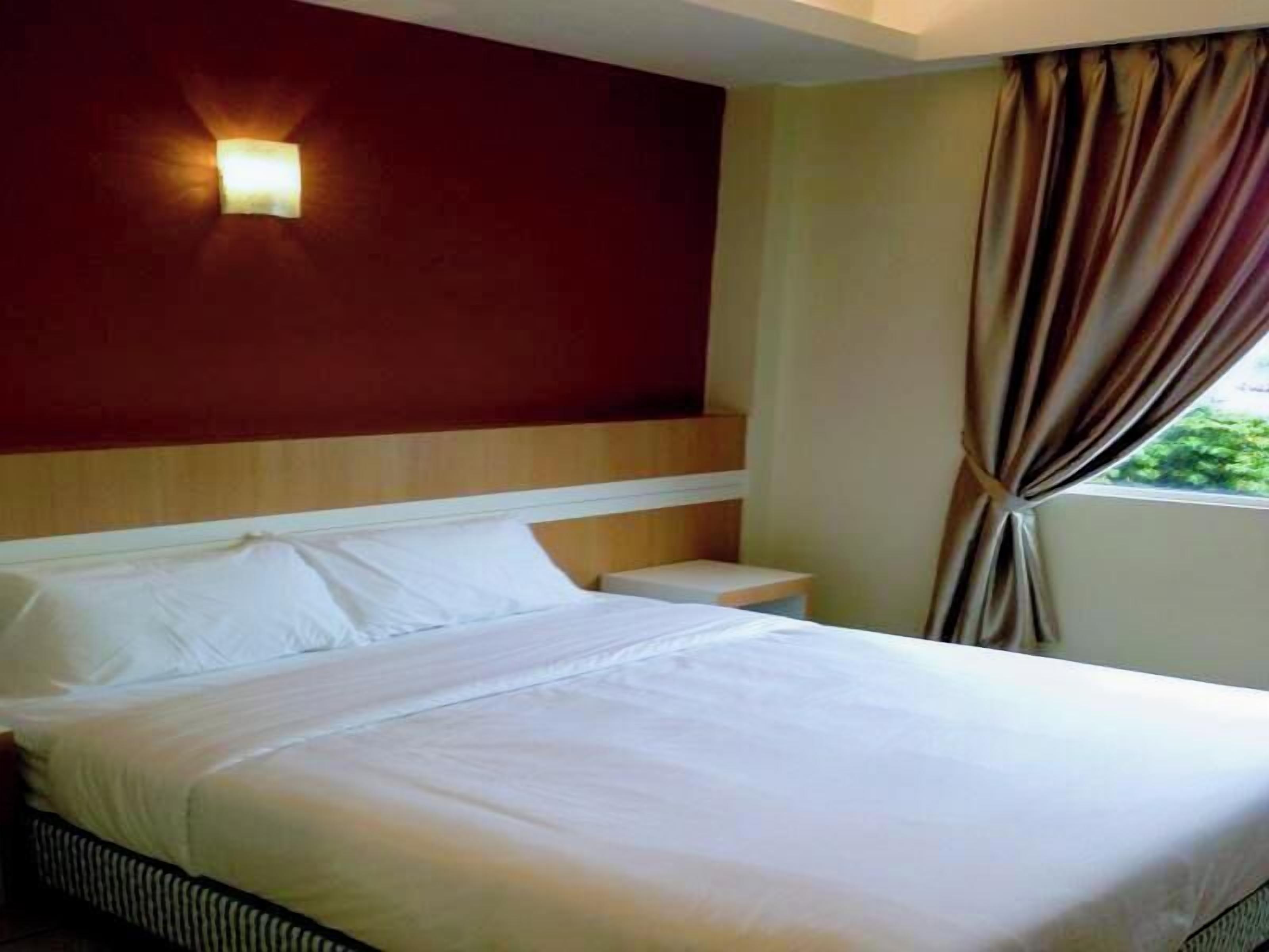 Een bureau, geluiddichte muren, een strijkplank/strijkijzer, gratis wifi