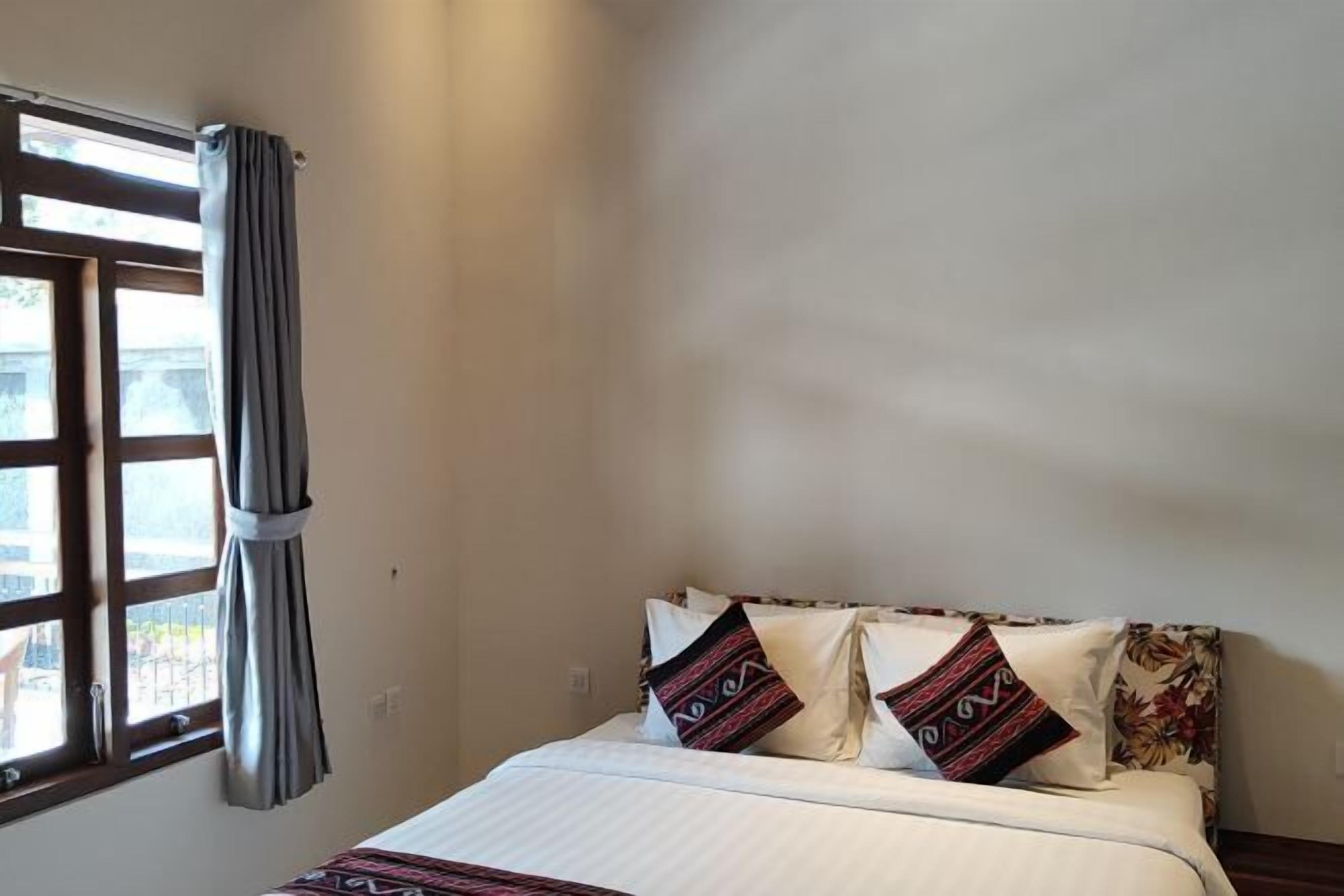 Individually decorated, individually furnished, laptop workspace