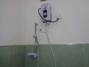 Shower, towels - Jayaru Guest House (Polonnaruwa)