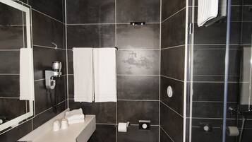 Douche, articles de toilette gratuits, sèche-cheveux
