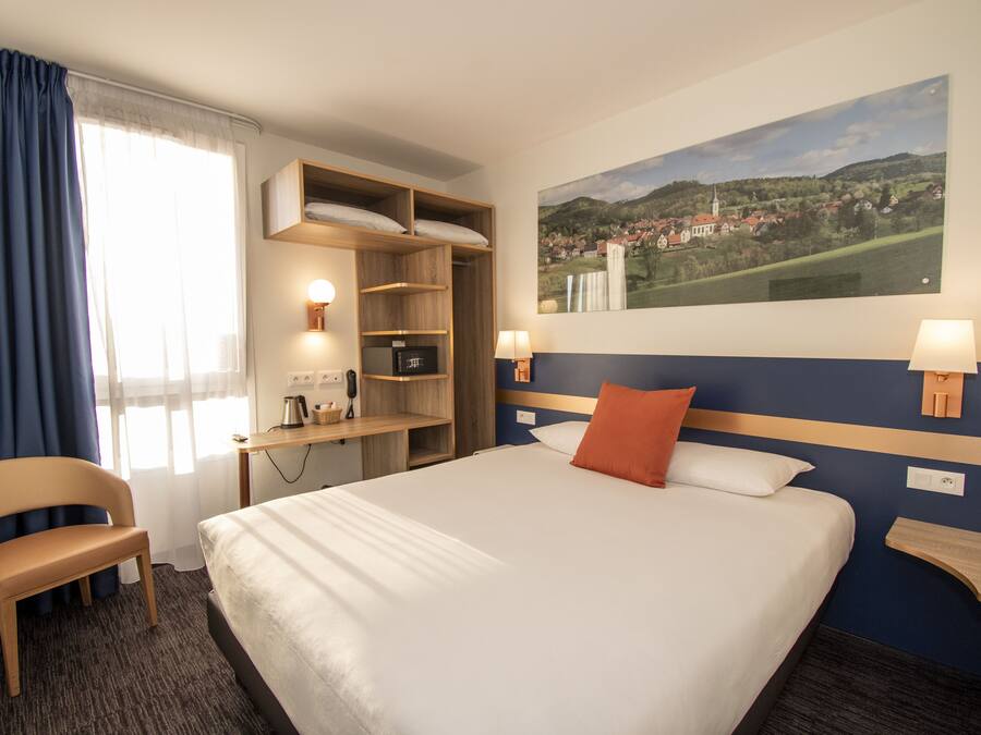 Kahden hengen classic-huone | Ylelliset vuodevaatteet, tallelokero huoneessa, työpöytä, pimennysverhot