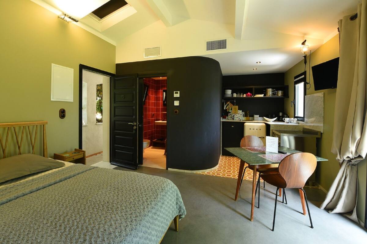 أغطية فراش متميزة وستائر تعتيم وتجهيزات عازلة للصوت وواي فاي مجانًا