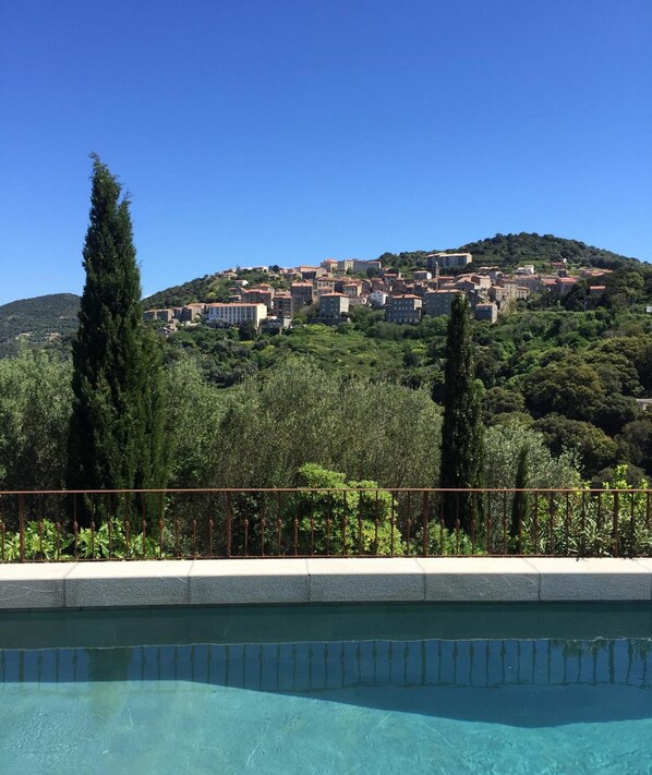 Piscina all'aperto, ombrelloni da piscina, lettini