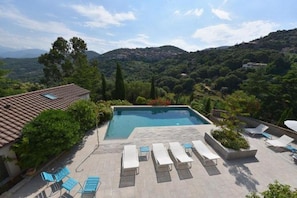 A swimming pool with lounge chairs and a view of a mountainous landscape. - Appart'sHotel Fior Di Ribba (Sartene)