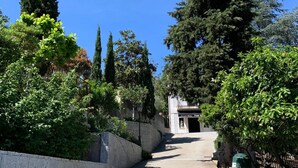 A pathway leading to a building with a sign reading "Apartment Hotel Flor." - Appart'sHotel Fior Di Ribba (Sartene)