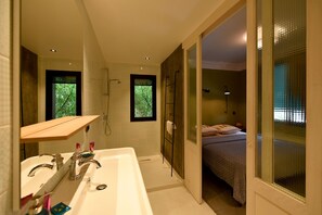 Apartment, 1 Katil Ratu (Queen) dengan Katil Sofa, Non Smoking | Bilik Mandi | Pancuran mandi, kelengkapan dandanan diri percuma, pengering rambut 