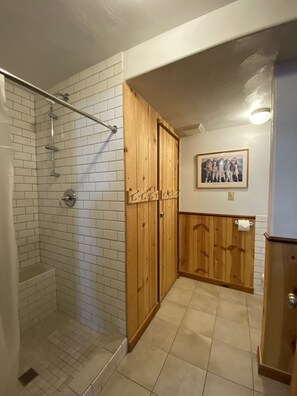Combined shower/bathtub, hair dryer, towels