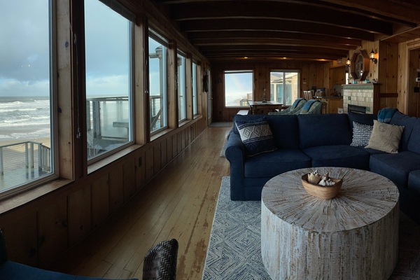 Télévision à écran plat, cheminée, lecteur de DVD, livres