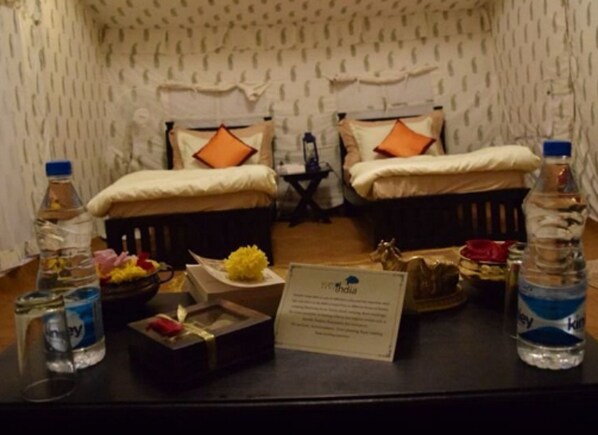 Premium bedding, memory-foam beds, individually decorated - Prayag Divine Kumbh Camp - Hostel (Karchana)