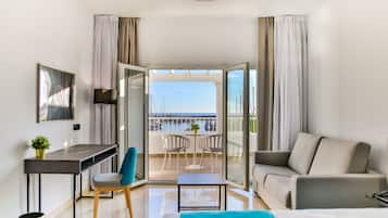 Habitación doble Premium, Terraza, vista al puerto | Minibar, caja de seguridad en la habitación, escritorio y wifi gratis