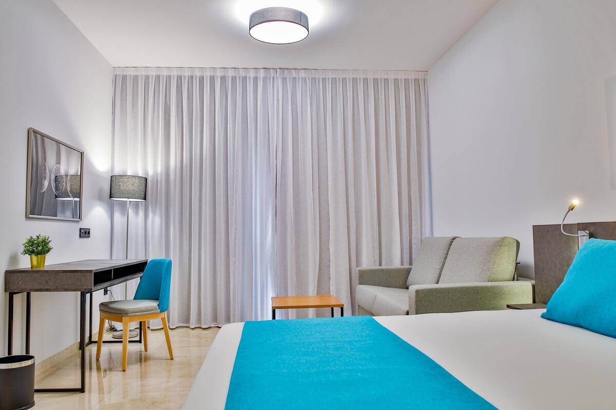 Minibar, coffres-forts dans les chambres, bureau, Wi-Fi gratuit