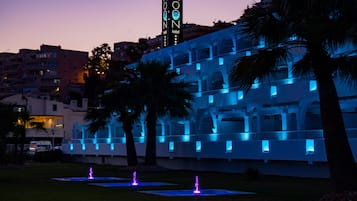 Un hôtel doté d’une tour reconnaissable, de nombreux étages et d’un espace piscine agrémenté de fontaines.