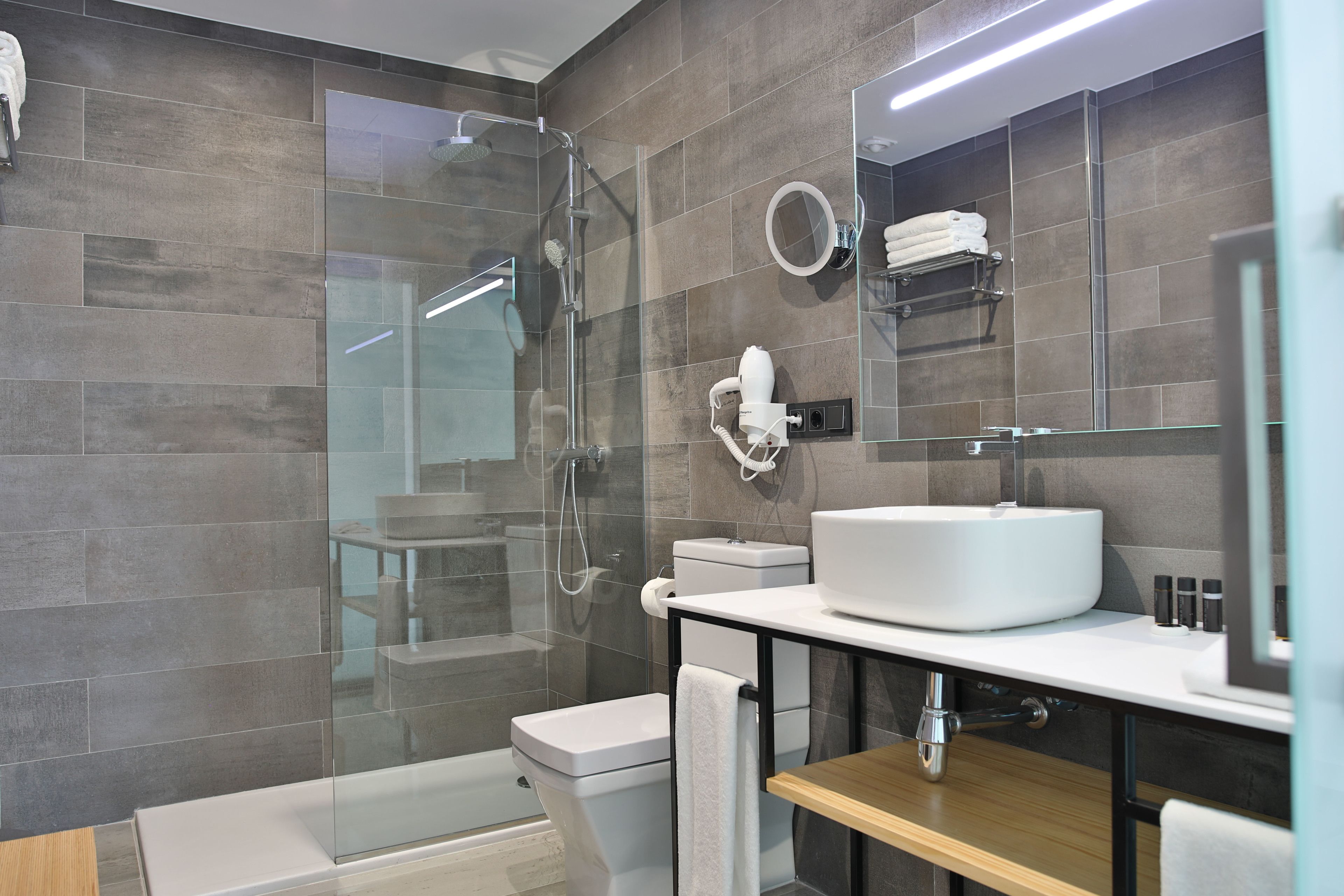 premium double room, terrace, harbour view | bathroom | shower, free toiletries, hair dryer, towels