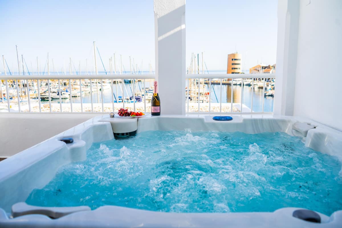 Un bain à remous avec vue sur un port de plaisance.