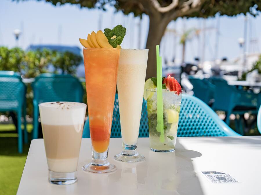 Tres bebidas sobre una mesa con un código QR.