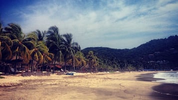 Plage à proximité, chaises longues, serviettes de plage