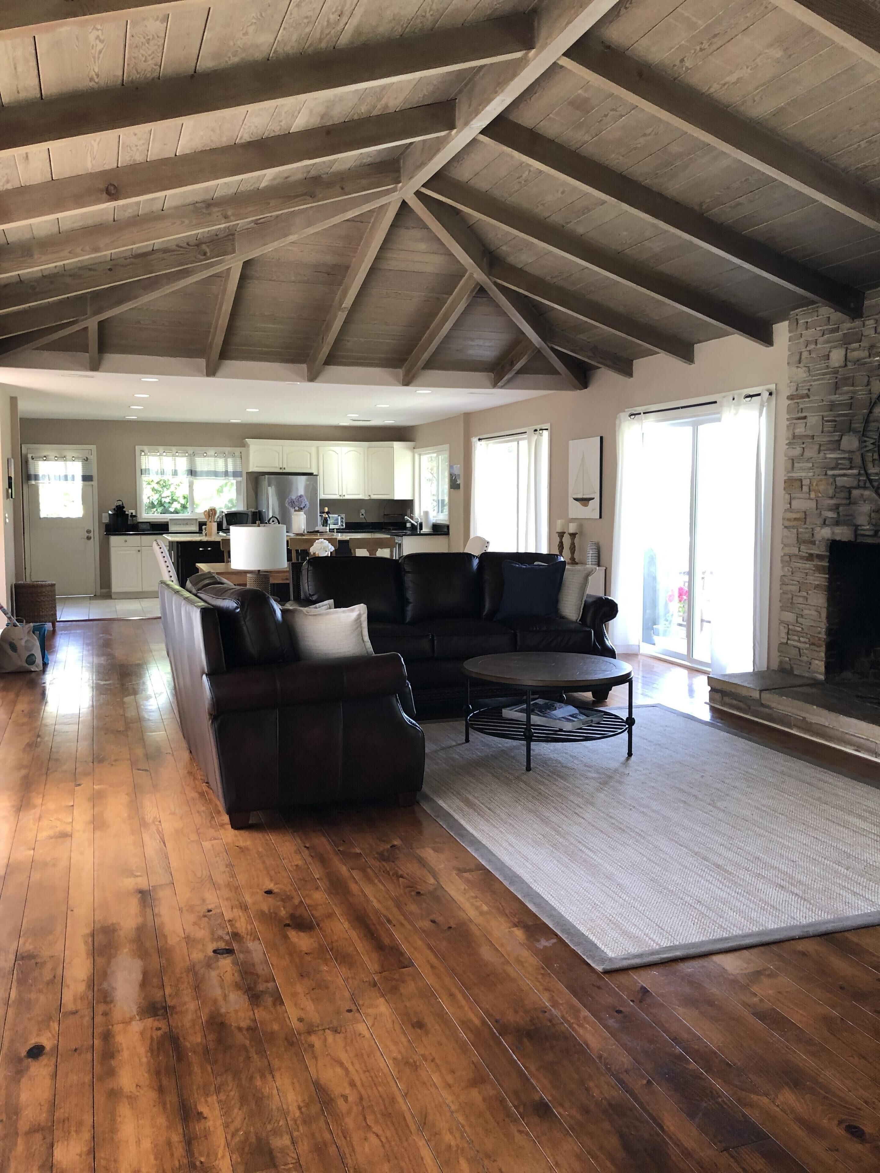 Fernseher, Kamin, Videospiele, DVD-Player