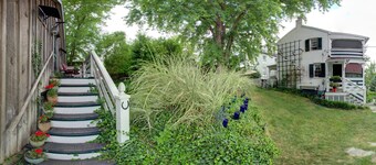 Caravan Suite location Private Lily Garden BnB