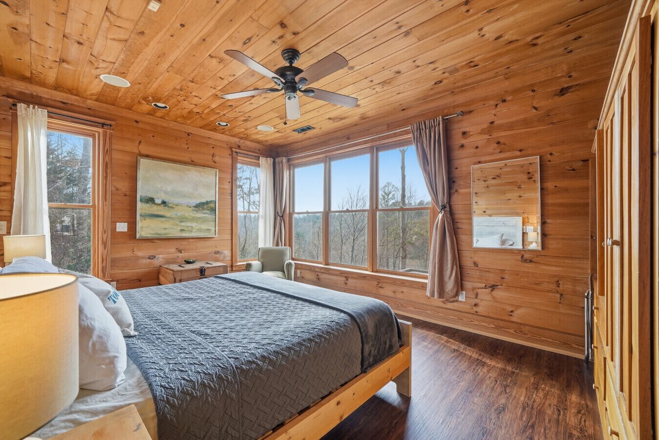 5 chambres, bureau, fer et planche à repasser, lit parapluie