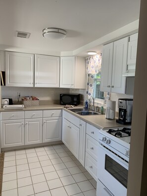 Fridge, microwave, oven, stovetop - Sarasota Home in the Gulf gate neighborhood 5 minutes from the beach (Sarasota)