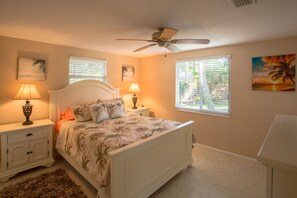 2 bedrooms, desk, iron/ironing board, travel crib - Sarasota Home in the Gulf gate neighborhood 5 minutes from the beach (Sarasota)