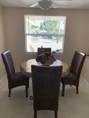 Dining - Sarasota Home in the Gulf gate neighborhood 5 minutes from the beach (Sarasota)