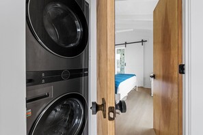 2 chambres, fer et planche à repasser, lit de bébé portatif