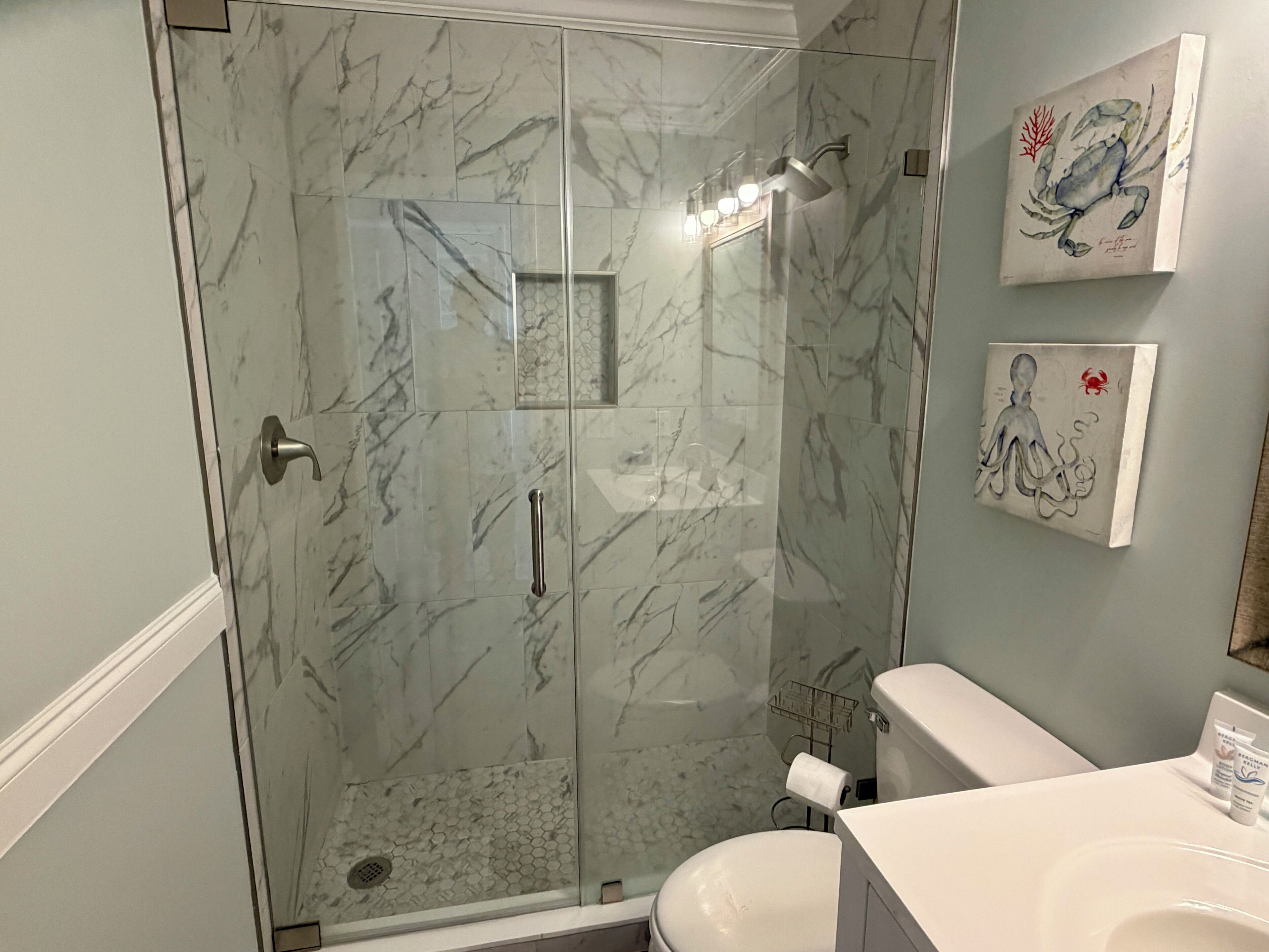 Ensemble douche/baignoire, sèche-cheveux, serviettes fournies