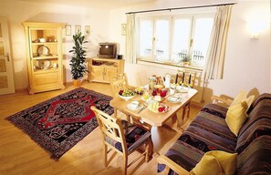 Leilighet – superior | Oppholdsområde | Flatskjerm-TV